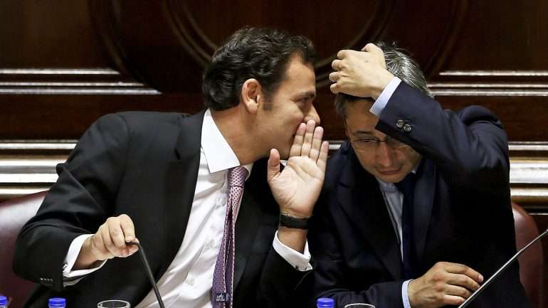 Na mudança de ciclo político, e de Governo, Luís Montenegro e Nuno Magalhães mantiveram-se como líderes das bancadas parlamentares do PSD e CDS