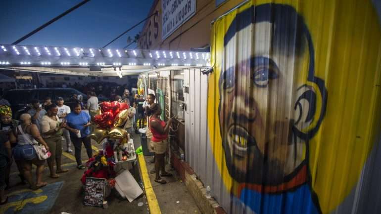 Centenas de pessoas juntaram-se no local onde Alton Sterling foi morto para protestar contra a violência policial e homenagear a vítima