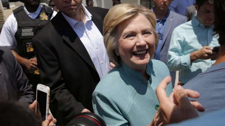 Segundo o FBI, dos 30 mil 'e-mails' que Clinton reenviou ao FBI para análise, 110 continham informação classificada