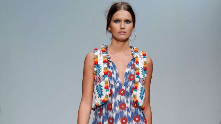 Christophe Sauvat é designer autodidacta e mestre no estilo étnico-chique. Aqui, uma das propostas para o verão 2015 apresentadas na ModaLisboa.