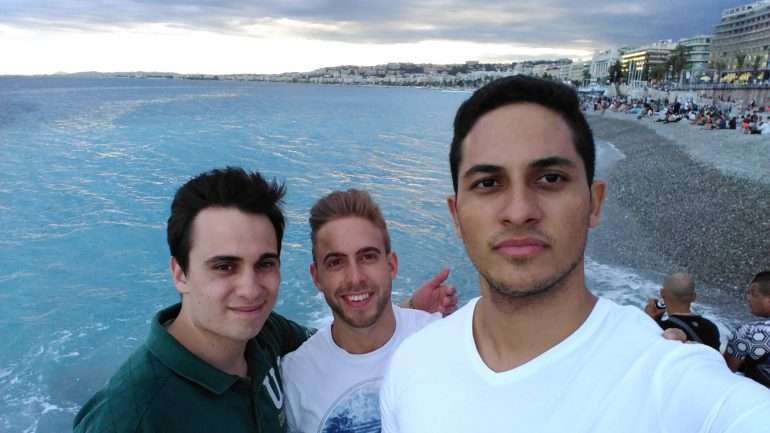 Da esquerda para a direita estão Pedro Coelho, João Batanete e Íven Cunha. Atrás está a Promenade des Anglais, onde o ataque aconteceu. A fotografia foi tirada por volta das 20h, antes de saírem dali para jantar. Voltaram à marginal mais tarde