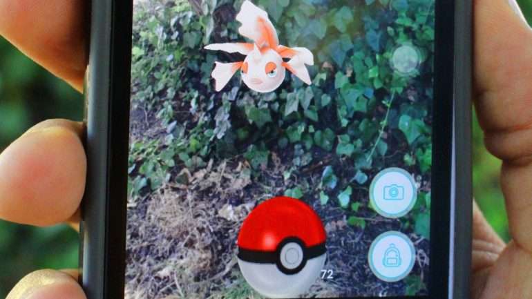 Um Goldeen aparece na aplicação do Pokémon GO