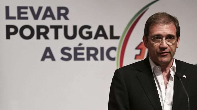 Basta que dez dos 24 deputados sociais-democratas que votaram a favor do projeto-lei recuem para que o diploma não passe