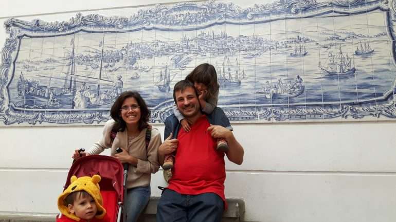 Este azulejo português está no coração do bairro da Candelaria, em Bogotá.