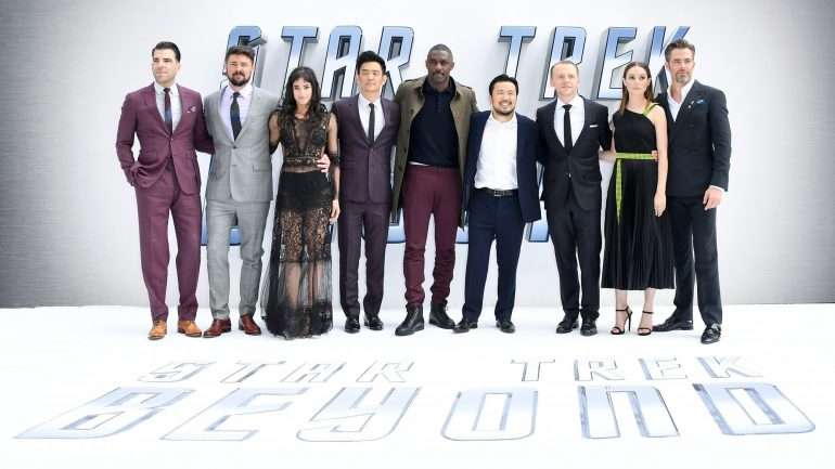 Atores do filme "Star Trek Beyond" e o diretor - Zachary Quinto, Karl Urban, Sofia Boutella, John Cho, Idris Elba, o diretor Justin Lin, Simon Pegg, Lydia Wilson e Chris Pine