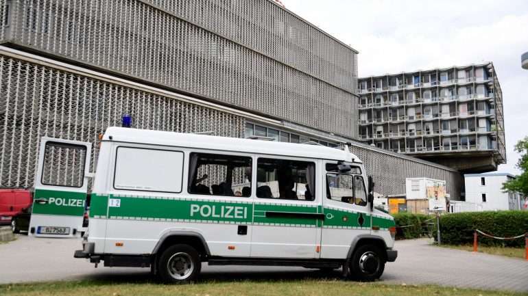 Um carro da polícia à porta do hospital