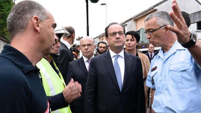 François Hollande e o ministro do Interior, a receber indicações do que aconteceu, em Saint-Etienne-du-Rouvray.