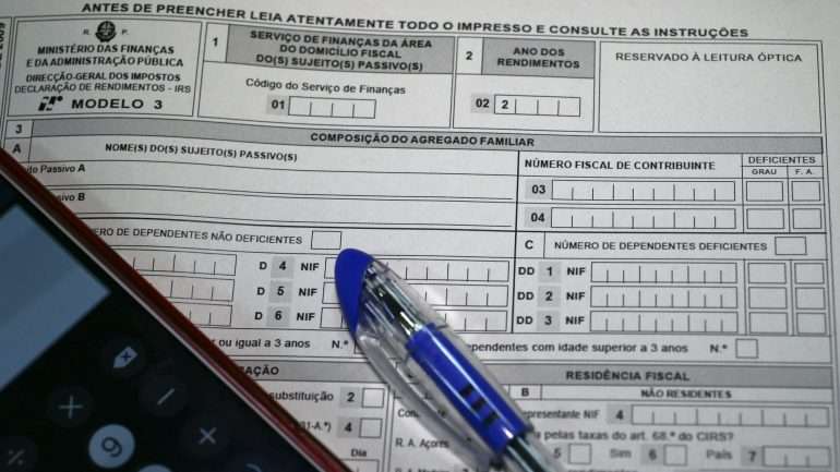 A regra geral é a tributação em separado, pelo que quem quer optar pela tributação em conjunto tem mesmo de o fazer antes do fim do prazo legal