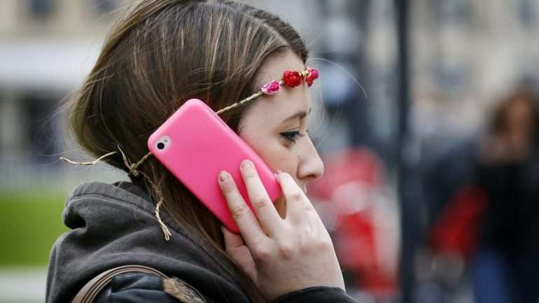 Quando falamos ao telefone e o colamos ao rosto, temos uma enchente de bactérias a passar para a nossa pele.