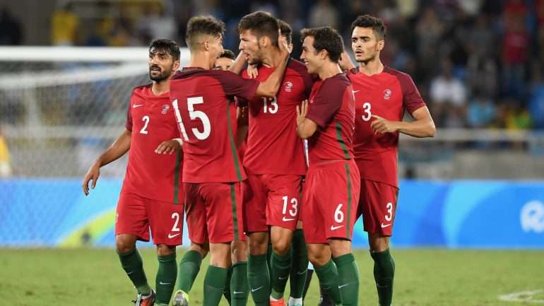 Os nomes foram caindo das camisolas durante o jogo de estreia nos Jogos Olímpicos até deixarem de aparecer quaisquer letras