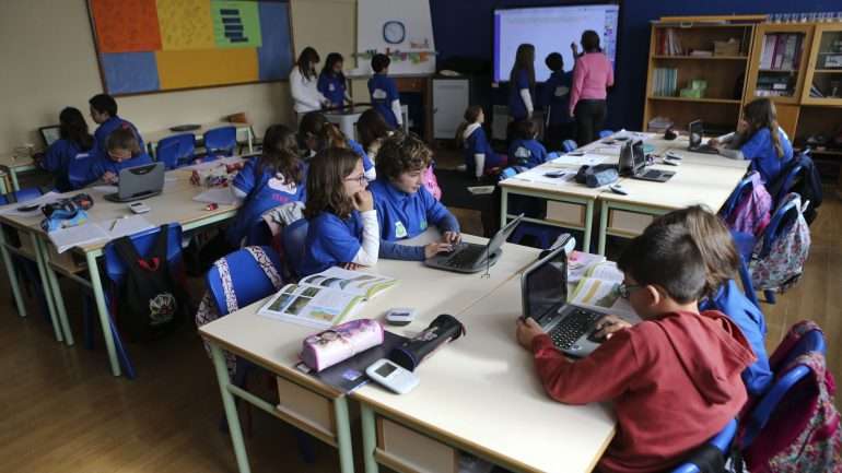Escolas vão afetar estes professores aos planos de ação estratégica elaborados para o Programa Nacional de Promoção do Sucesso Escolar