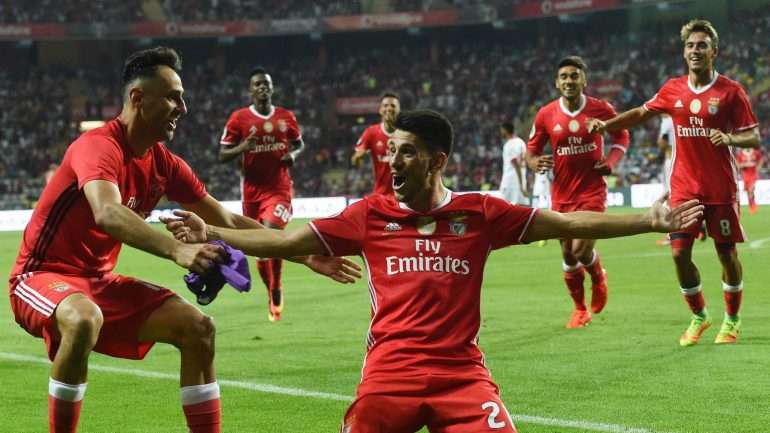 O internacional português assistiu com pé de algodão o 2-0 de Jonas antes de fechar a partida com um chapéu de fora da área
