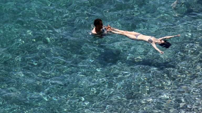 Se não tem dinheiro para passar férias numa praia deserta, qual Lagoa Azul, há várias coisas que deve ter em atenção.