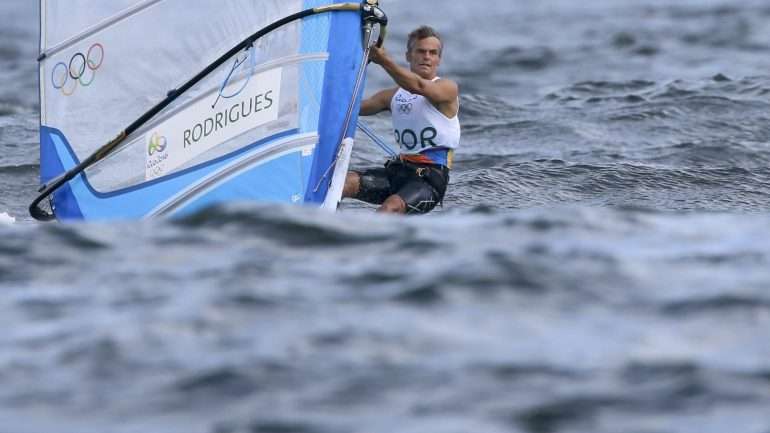 Aos 44 anos, o velejador madeirense está muito perto de garantir a presença na regata das medalhas no windsurf. Terá que ser um dos dez melhores nas eliminatórias