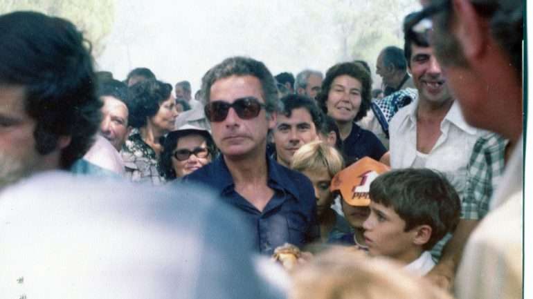 Francisco Sá Carneiro no Pontal, quando ainda se realizava no verdadeiro pinhal do Pontal, em Faro. Foto do arquivo PSD