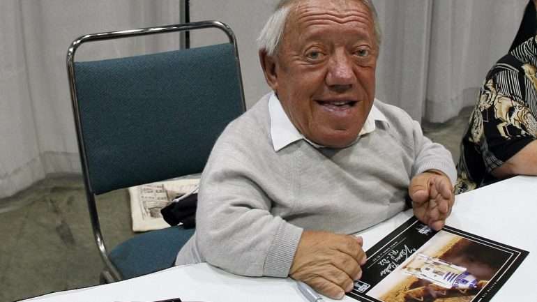 "Adeus Kenny Baker, um amigo leal e de uma vida". Foi assim que se despediu Mark Hamill ("Luke Skywalker")