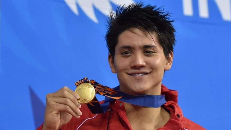 Joseph Schooling não só "retirou" o ouro a Phelps nos 100 metros mariposa como ganhou 753 mil dólares