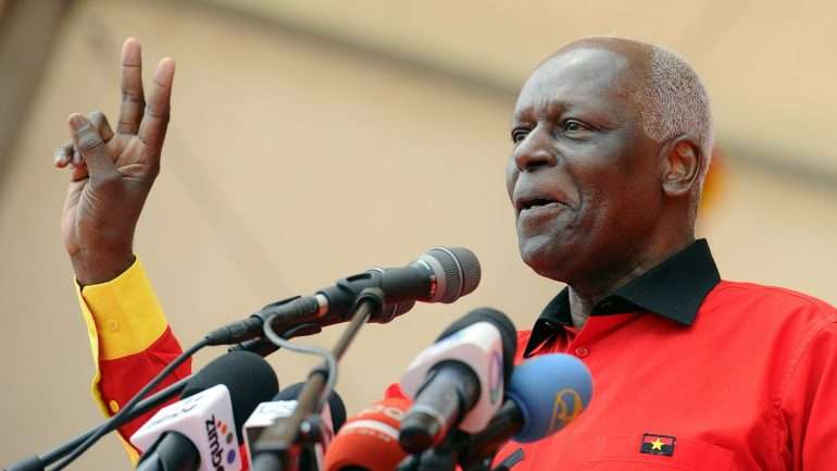 José Eduardo dos Santos tinha, no ano passado, assumido que "o país devia adotar assim que possível legislação adequada" para regular as práticas inaceitáveis nas redes sociais