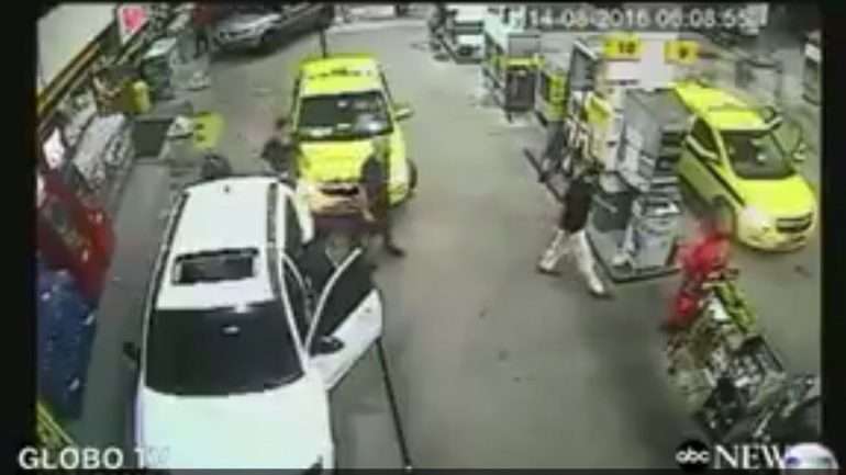 Alguns dos nadadores na bomba de gasolina (de t-shirt preta) onde aconteceram os desacatos