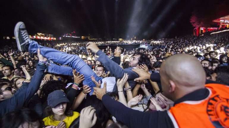 O "desporto" oficial do festival: "crowdsurfing"