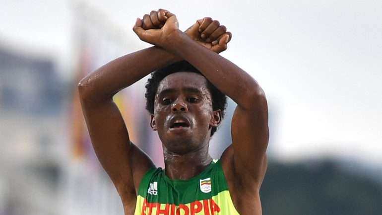 Os braços cruzados em cima da cabeça representam o apoio ao povo Oromo, que tem sido muito afetado pela brutalidade policial na Etiópia