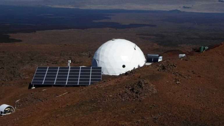 A cápsula onde os seis cientistas vivem tem cerca de 110 metros quadrados e fica numa antiga pedreira, no Havai