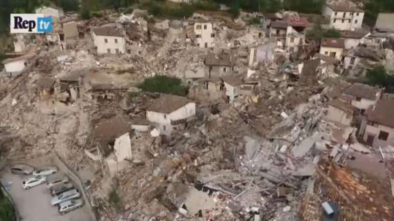 As imagens do drone mostram uma cidade que parece ter desaparecido completamente