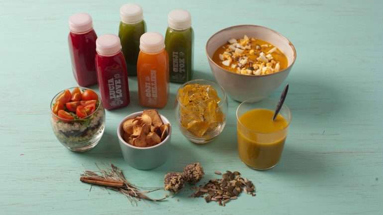 O Plano Pure Detox (26,85€/dia) é composto por sumos funcionais, snacks, toppings de sementes e um kit para infusão para beber ao longo do dia.