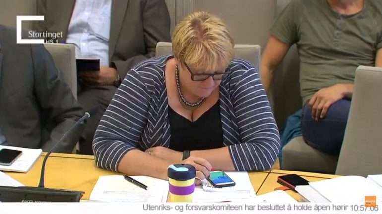 Trine Skei Grand jogava Pokémon Go enquanto ouvia peritos militares numa comissão parlamentar sobre a NATO