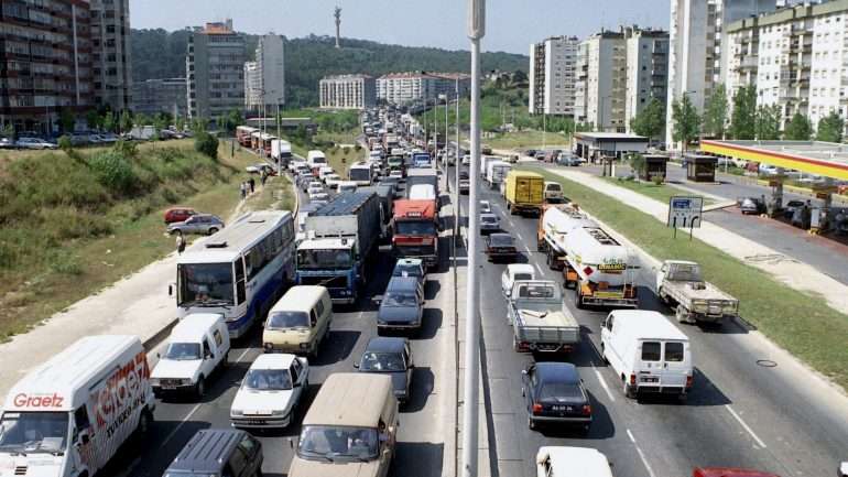 A segunda fase, avaliada em 9,5 milhões e com um prazo de oito meses, prevê obras desde o nó da Buraca ao Aeroporto (dez quilómetros)