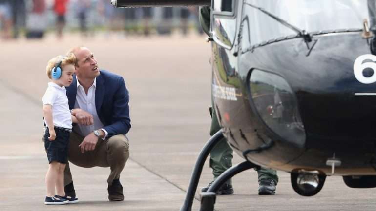 Na imagem é possível ver William ajoelhado junto do pequeno George: está a pôr em prática o método da "escuta ativa".
