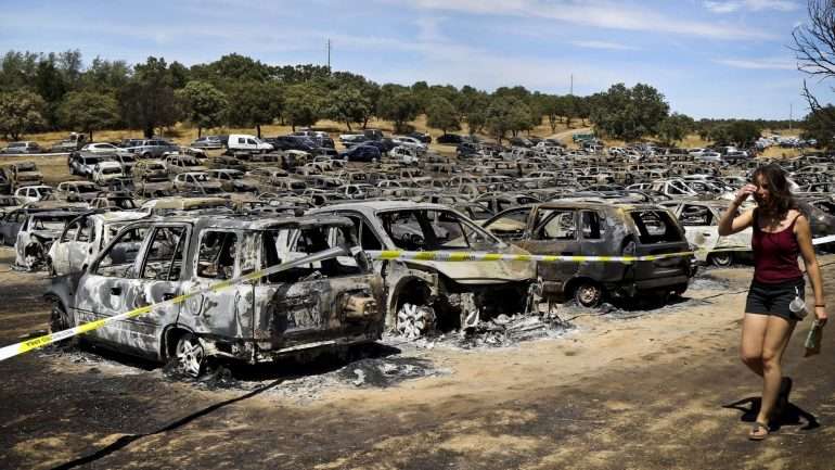 Mais de 400 carros ficaram destruídos no incêndio