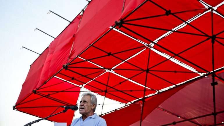 "O atual quadro político traduziu-se não num governo de esquerda" mas "na entrada em funções de um governo minoritário do PS"