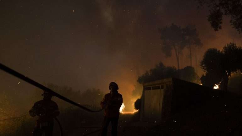 O incêndio, em mato, deflagrou às 0h45 na localidade de Quinta de Pero Martins