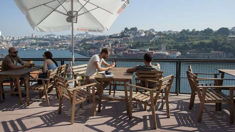 O novíssimo Miradouro Ignez não tem uma esplanada: são logo duas, em pisos diferentes, que parecem pairar sobre o rio.