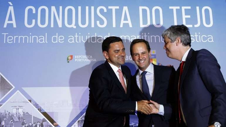 Pedro Marques, Fernando Medina e Mário Centeno assinalaram o momento em que o edifício passou para as mãos da câmara