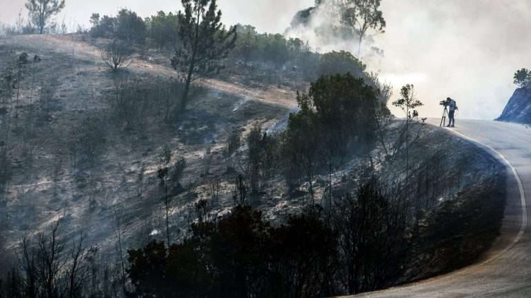 O incêndio florestal deflagrou no sábadoe foi dado como extinto no domingo, mas sofreu um reacendimento na quarta-feira