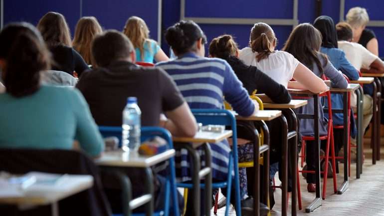 Os alunos que concluem o 12.º pela via científico-humanística prosseguem mais estudos do que os do profissional