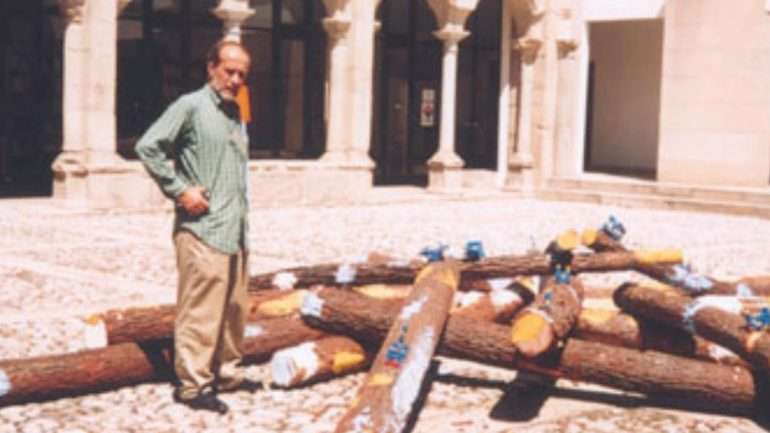 Darocha com uma das suas obras, no Museu de Amarante