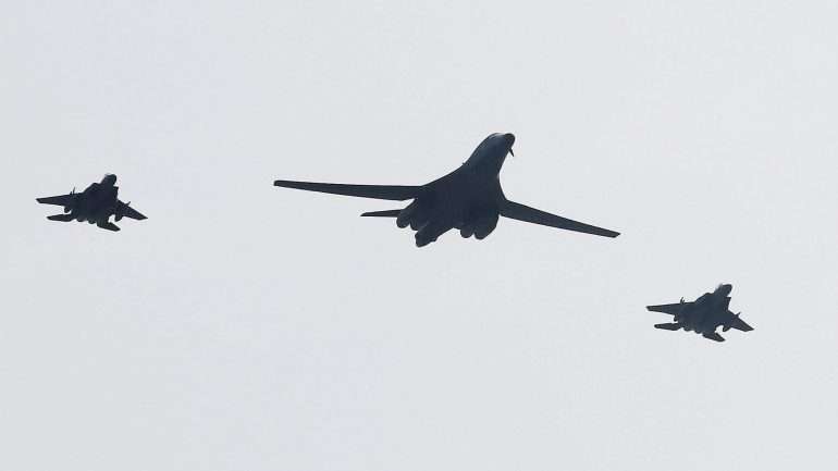 Os aviões norte-americanos foram ladeados por aviões de combate sul-coreanos e norte-americanos