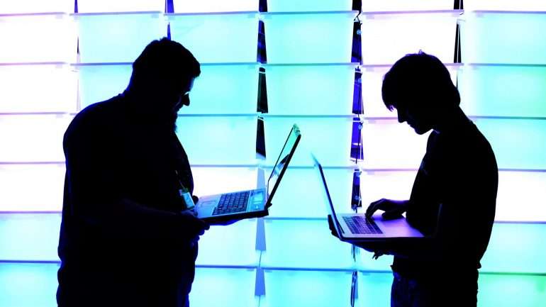 44% das empresas pretendem manter o número de colaboradores em 2016 e 7% admitiu que pretende reduzir esse número