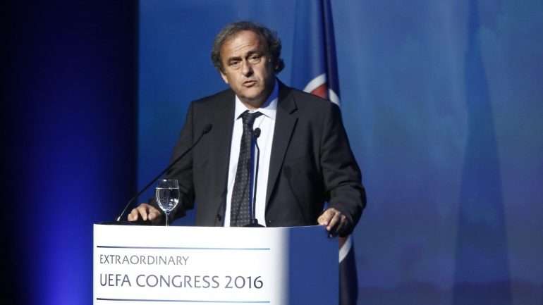 "Vocês vão continuar esta bela missão sem mim", disse Platini no discurso de despedida em Atenas
