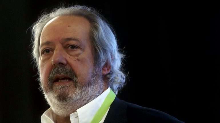 O historiador considera que há uma "quebra de importância do trabalho do jornalismo"
