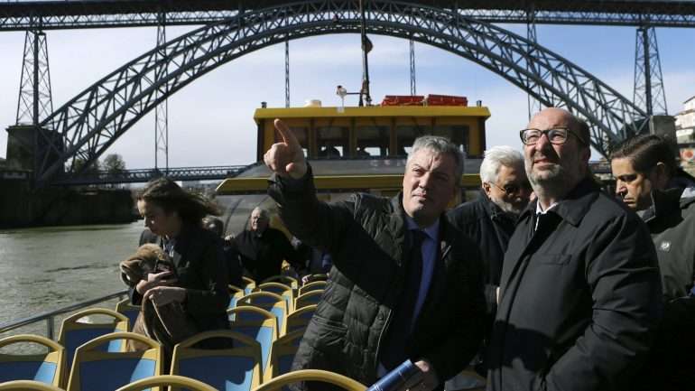 O presidente da câmara de Vila Nova de Gaia, distrito do Porto, falava aos jornalistas à margem de uma Assembleia Municipal