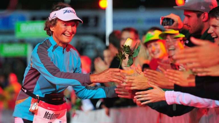 É a atleta mais velha a participar em competições de triatlo Ironman
