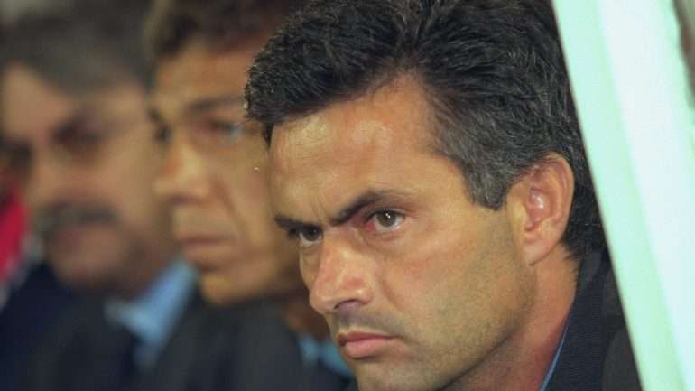 Mourinho apanhado no jogo de estreia, com o Boavista, no Bessa. Ao seu lado, o adjunto Mozer e o dirigente Álvaro Braga Júnior