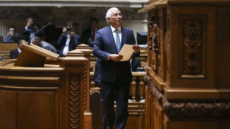 António Costa foi munido de gráficos para o debate quinzenal para provar que os mitos sobre a situação económica são apenas "mitos"