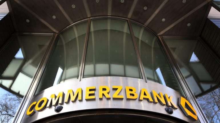 Os clientes mais pequenos, com rendimentos anuais inferiores a cinco milhões de euros, serão transferidos para a banca de retalho