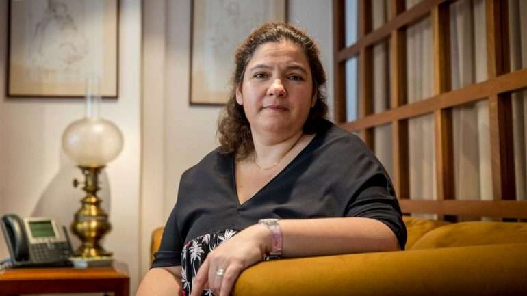 A secretária de Estado teve que ser colocada, de imediato, no carro que arrancou a toda a velocidade e a GNR foi chamada a intervir