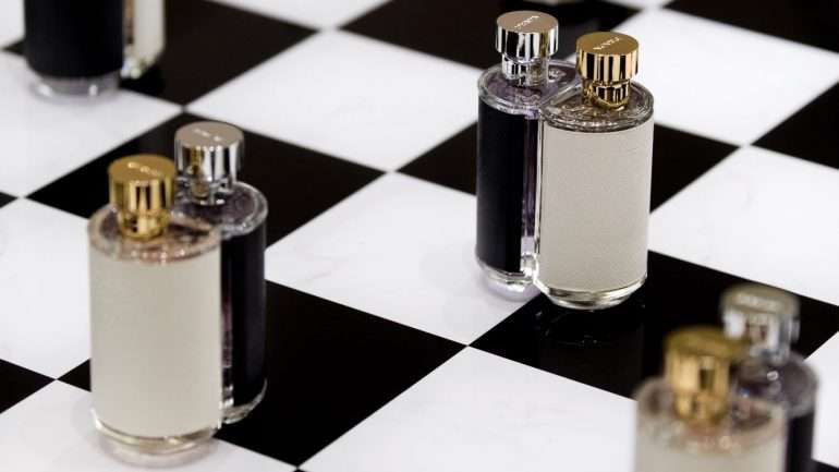 Os frascos dos novos Prada La Femme e Prada L'Homme encaixam e foram feitos para serem trocados entre os dois géneros.
